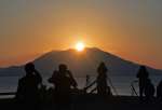 輝きながら桜島山頂に沈む夕日＝８日午後４時５４分、霧島市福山の中茶屋公園