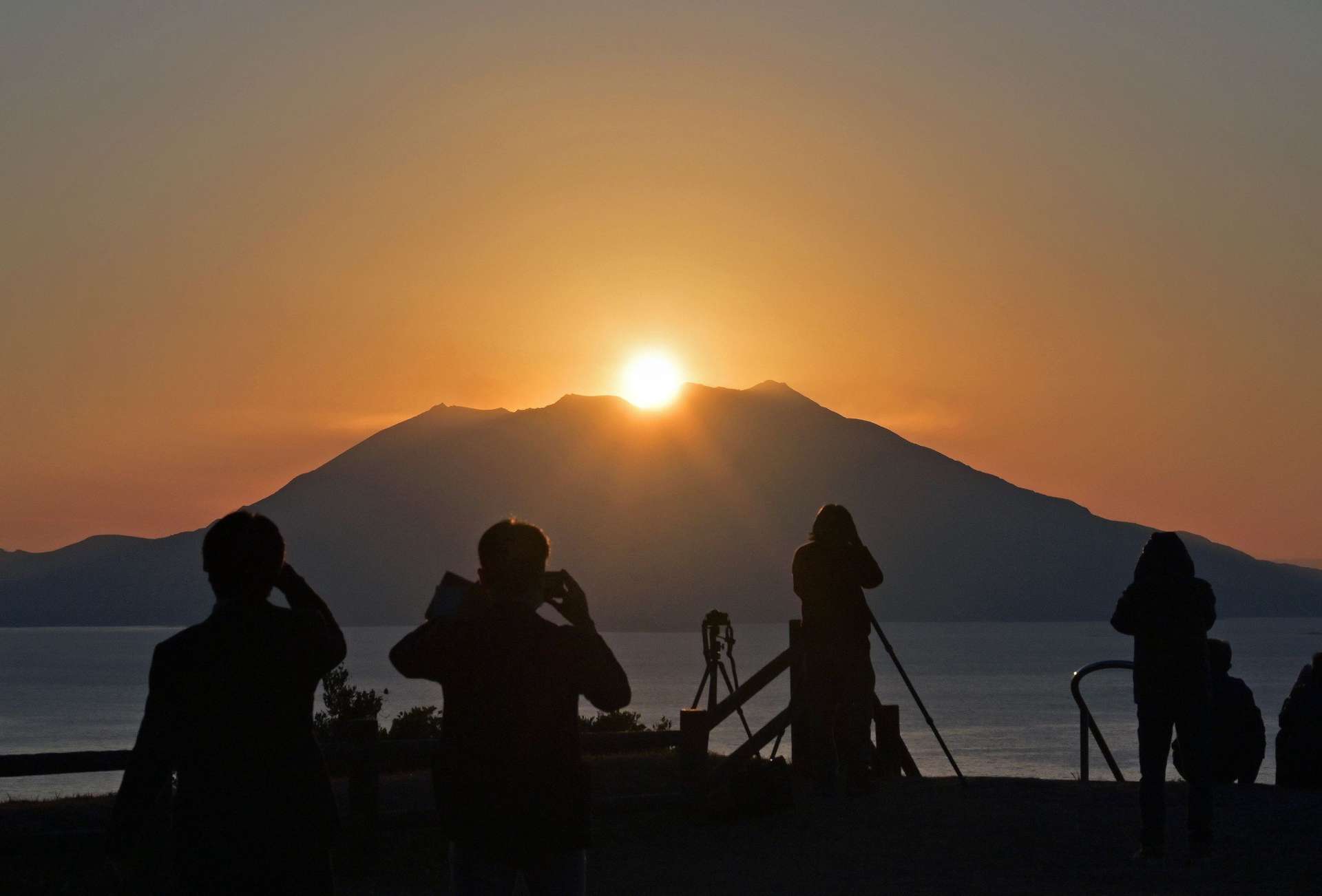輝きながら桜島山頂に沈む夕日＝８日午後４時５４分、霧島市福山の中茶屋公園