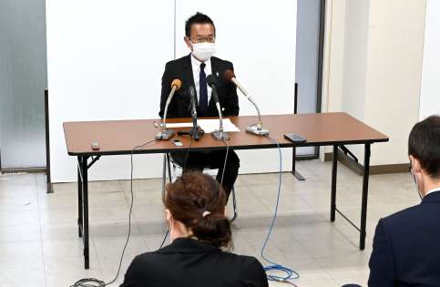 立憲民主党鹿児島県連代表を辞任する意向を示した川内博史氏＝１１月６日、鹿児島市新町