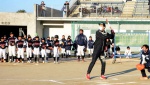 始球式でバッターボックスに立つ横田慎太郎さん＝日置市東市来総合運動公園