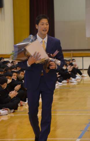 生徒に拍手で送られる横田慎太郎さん＝鹿児島市西坂元町の鹿児島商業高校