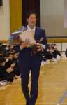 生徒に拍手で送られる横田慎太郎さん＝鹿児島市西坂元町の鹿児島商業高校