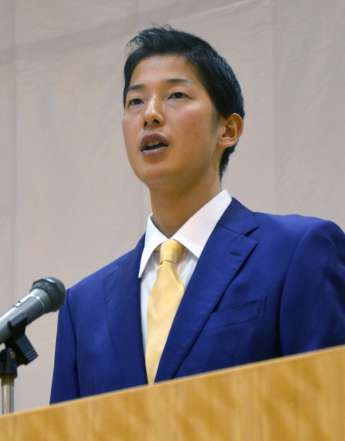 これまでの人生を振り返る横田慎太郎さん＝鹿児島市西坂元町の鹿児島商業高校