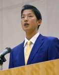 これまでの人生を振り返る横田慎太郎さん＝鹿児島市西坂元町の鹿児島商業高校