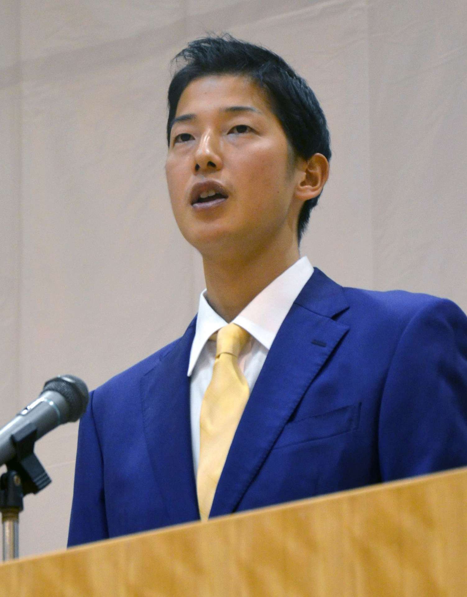 これまでの人生を振り返る横田慎太郎さん＝鹿児島市西坂元町の鹿児島商業高校