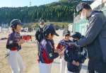 子どもたちと握手して交流する横田慎太郎さん＝日置市東市来総合運動公園
