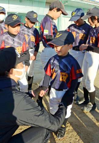 子どもたちとふれ合う横田慎太郎さん（左）＝日置市東市来総合運動公園