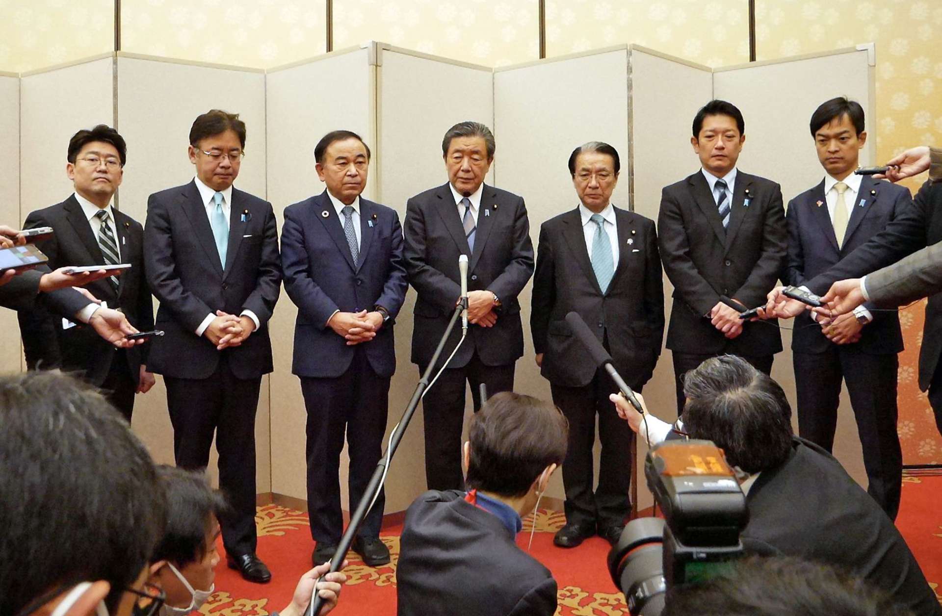 森山派発足を受け、記者会見する派閥メンバー