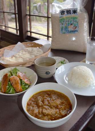 アイガモ肉を使ったカレーセット＝鹿児島市郡山町