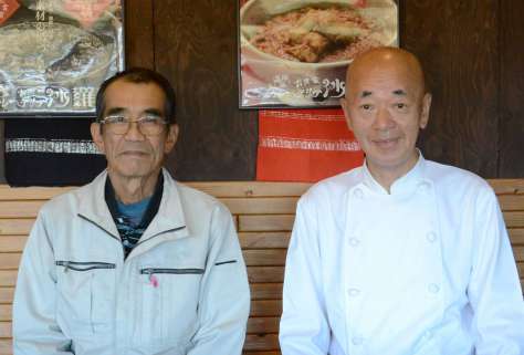 アイガモ肉を提供する福永大悟さん（左）と「カレーテリア沙羅」オーナーの大重龍三さん＝鹿児島市郡山町