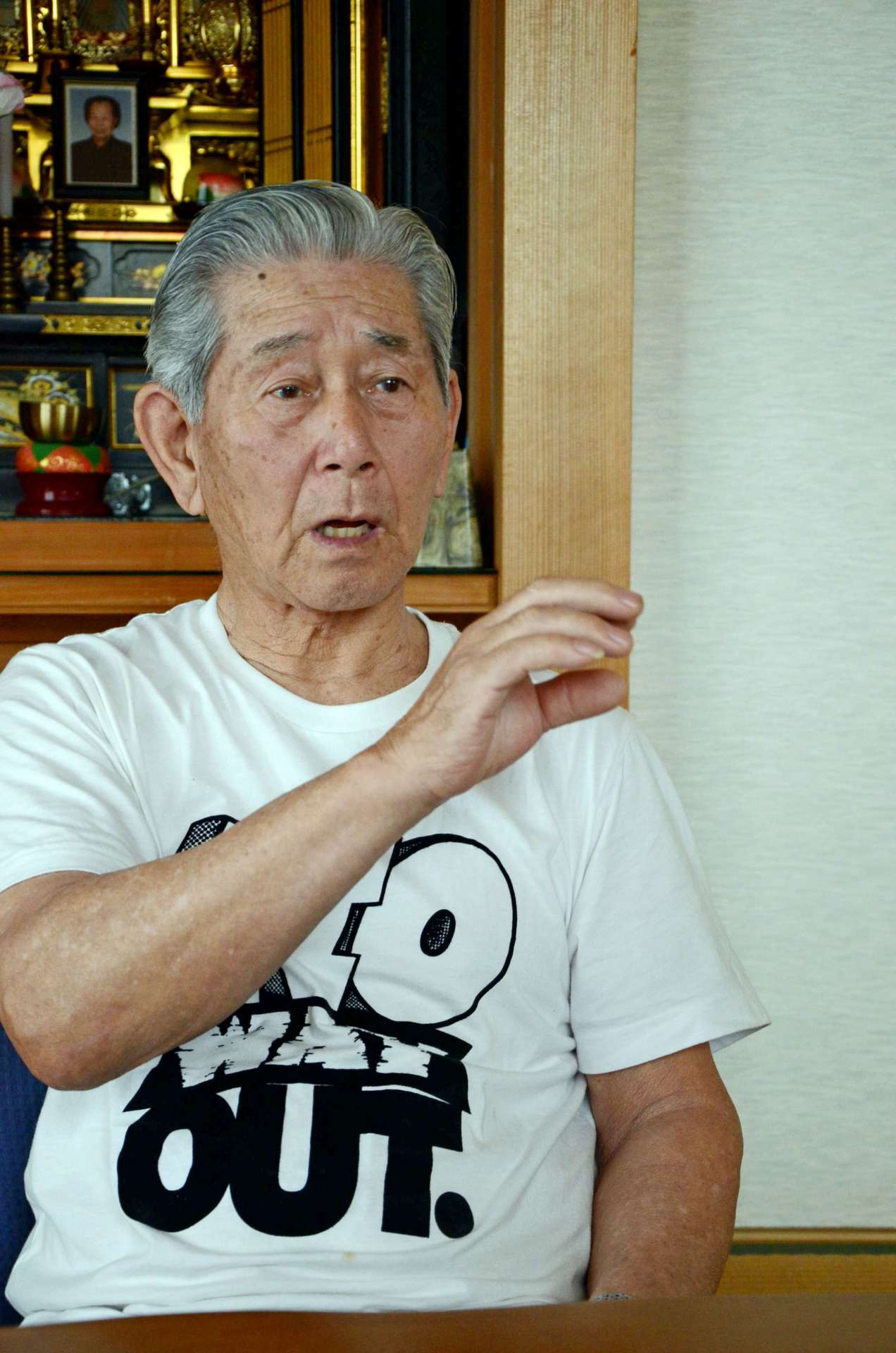 志布志事件で、うその自白を迫られた取り調べについて語る原告団長の浜野博＝２０１５年４月２６日、志布志市