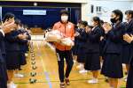 後輩から拍手を送られる鶴田玲美（中央）＝鹿児島女子高