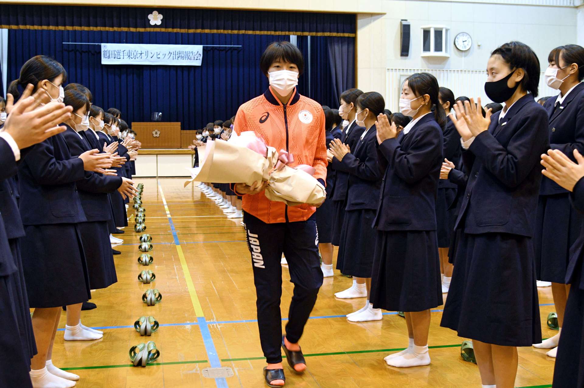 後輩から拍手を送られる鶴田玲美（中央）＝鹿児島女子高