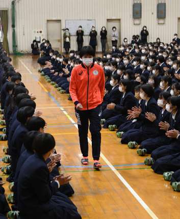 母校で東京五輪出場を報告した鶴田玲美（中央）＝鹿児島女子高