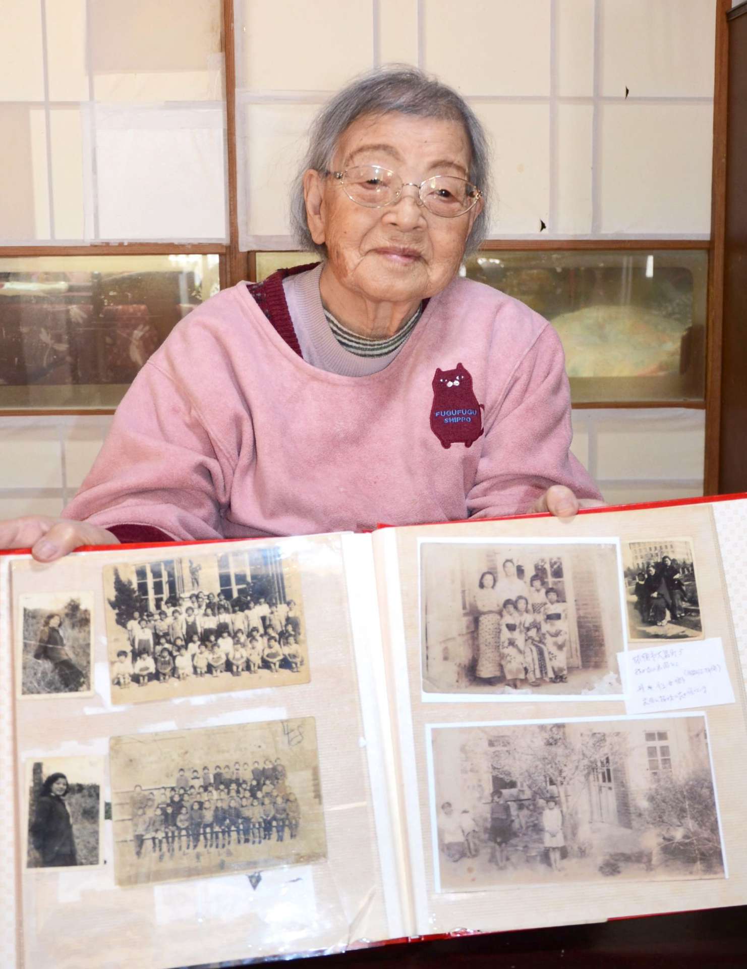 写真を見ながら旅順での生活を振り返る桑木野節子さん