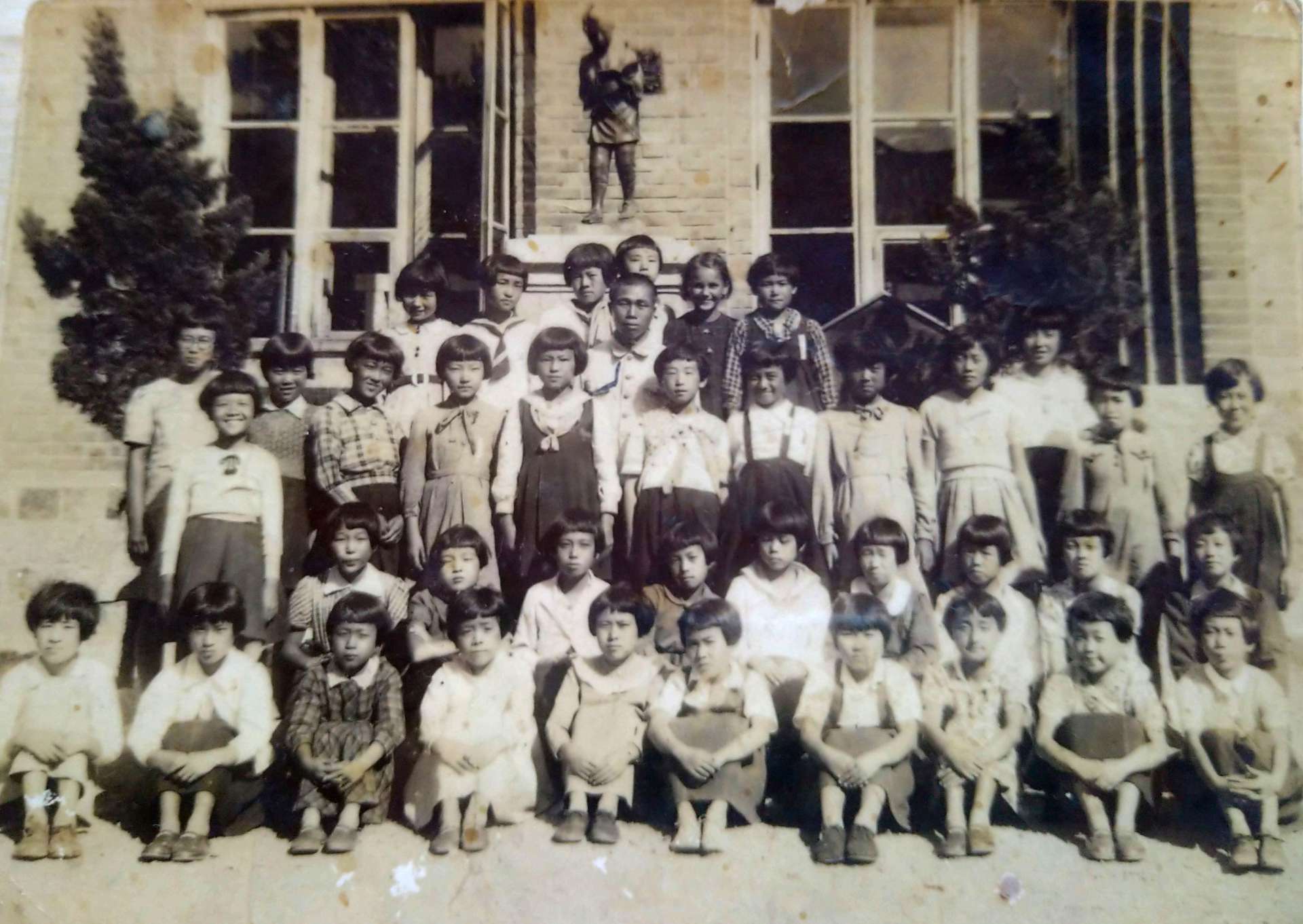 旅順第一尋常小学校のクラス写真。優秀な中国人や白系ロシア人も入学を許されていたという
