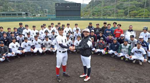 健闘をたたえる大島高校野球部の現役（左側）とＯＢの選手たち