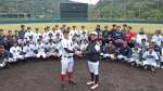 健闘をたたえる大島高校野球部の現役（左側）とＯＢの選手たち