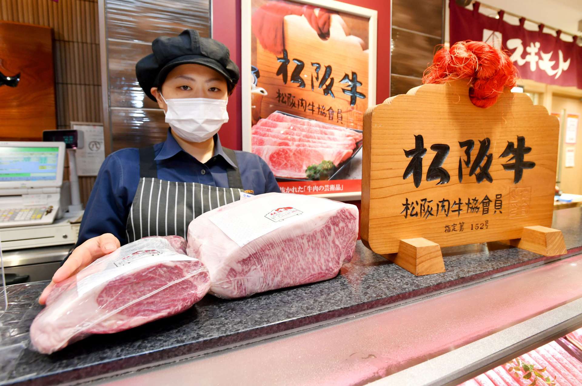 前川農場がスギモトに納めた松阪牛のブロック肉。サシがまろやかで甘いのが売りだ＝２０２１年１１月、名古屋市の松坂屋名古屋店