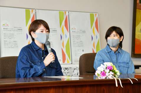 記者の質問に答える鹿児島市パートナーシップ宣誓制度第１号のカップル＝市役所