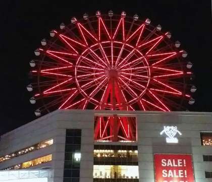 １分ごとに６色に変化するアミュプラザ鹿児島の観覧車「アミュラン」＝４日午後７時、鹿児島市中央町