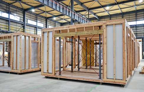 木造平屋建て住宅の組み立てに使うユニット＝湧水町のMEC Industryの工場
