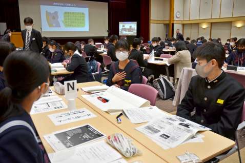 いじめ問題について意見交換する児童生徒たち＝鹿児島市の県市町村自治会館