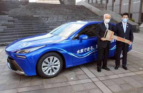 公用車として導入した燃料電池自動車＝鹿児島県庁