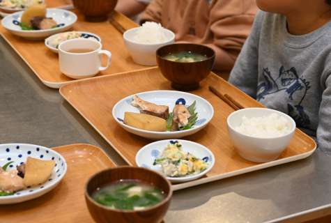 地元農家らから仕入れた食材で作り、園児が自ら配膳した給食＝２０２１年１２月、鹿児島市東千石町のそらのまちほいくえん