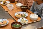 地元農家らから仕入れた食材で作り、園児が自ら配膳した給食＝２０２１年１２月、鹿児島市東千石町のそらのまちほいくえん