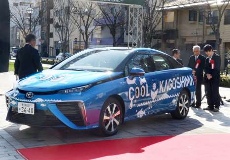 鹿児島市が導入した燃料電池自動車＝2020年2月、鹿児島市のみなと大通り公園