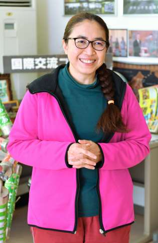 「将来はインドネシアに帰り、大崎システムを広げたい」と話すプルナマワティさん＝２０２１年１２月、大崎町野方の大崎ものづくり会館