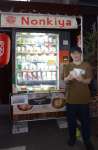 「暖気家」のラーメンがいつでも買える自動販売機＝日置市伊集院町妙円寺１丁目