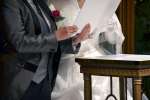 結婚の誓いを読み上げる二人＝鹿児島市与次郎２丁目