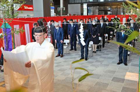 竣工式の神事に臨む関係者＝２０日午前、鹿児島市千日町のセンテラス天文館