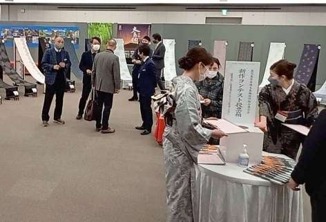 新作の大島紬の反物が並ぶ会場＝京都市の京都経済センター（本場大島紬織物協同組合提供）