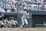 鹿児島実業高校３年生の時、全国高校野球鹿児島県大会の準々決勝で右越え本塁打を放つ横田慎太郎さん＝県立鴨池