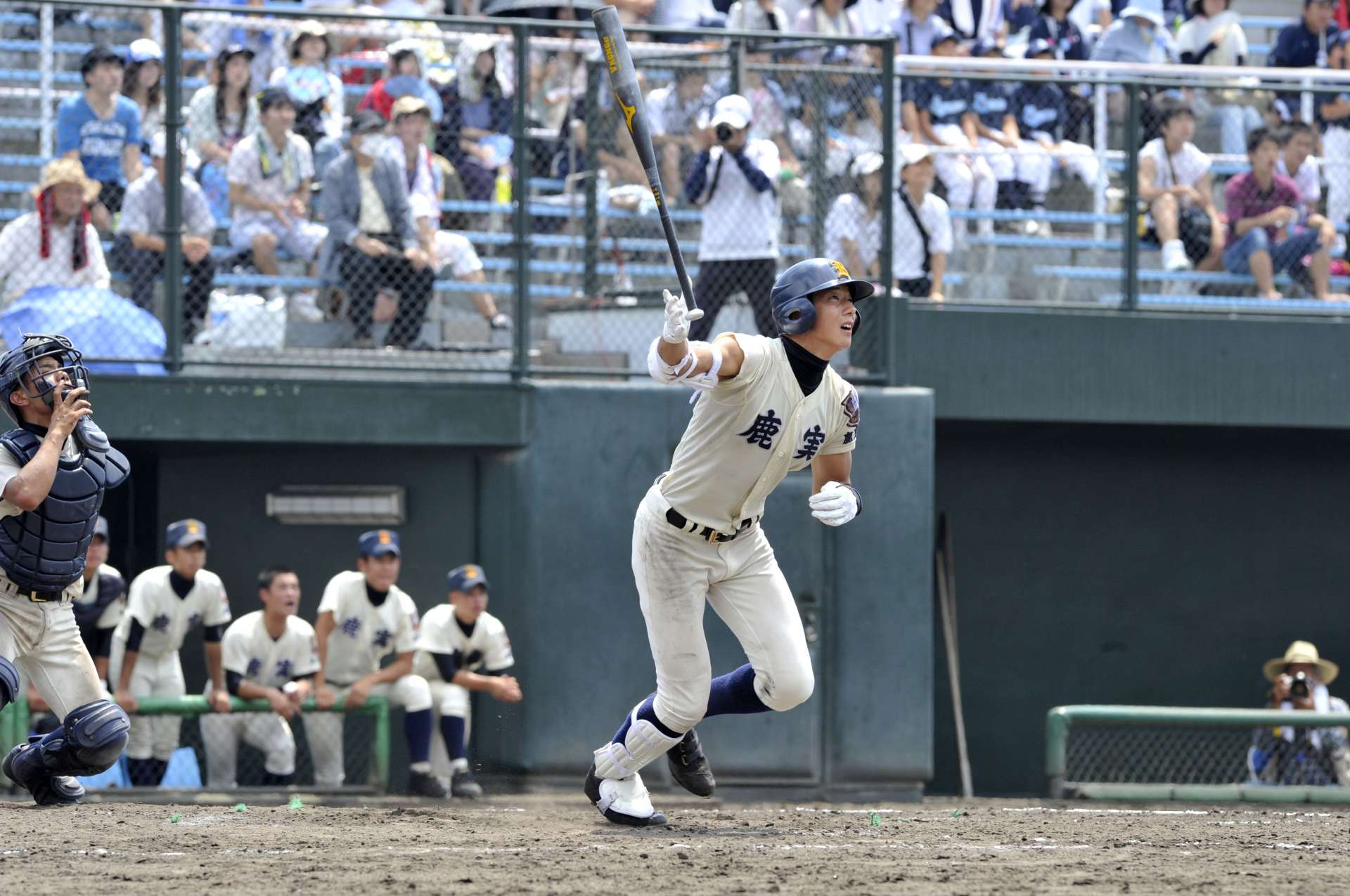 鹿児島実業高校３年生の時、全国高校野球鹿児島県大会の準々決勝で右越え本塁打を放つ横田慎太郎さん＝県立鴨池