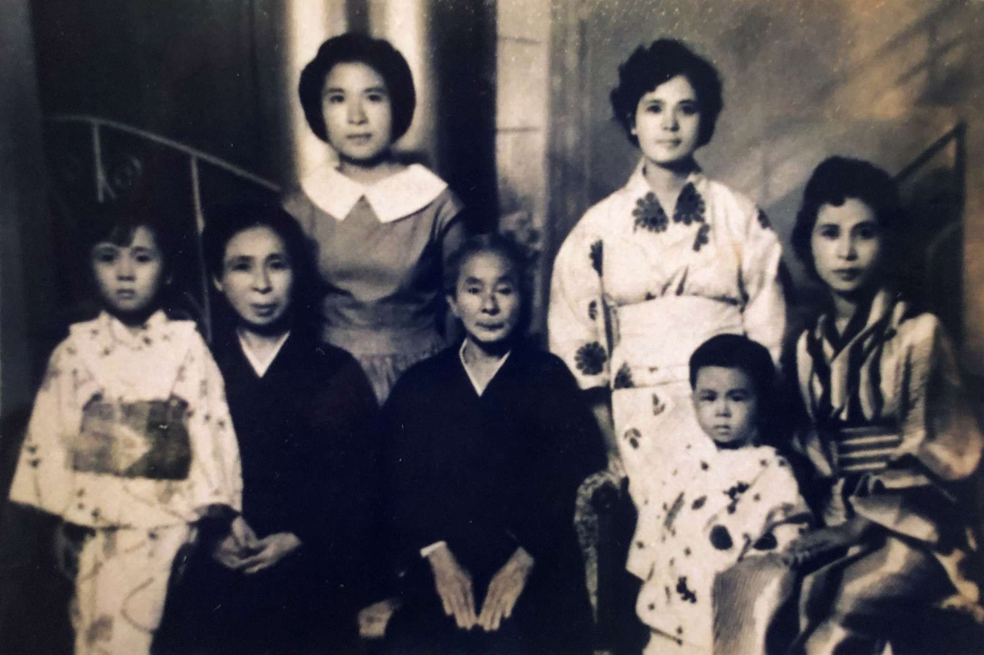 中国から奄美大島に一時帰国した姉（右）らと記念写真に収まる川畑照子さん（後列右）