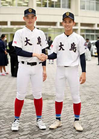 健闘を誓い、握手する西田心太朗捕手（左）と大野稼頭央投手＝２８日午後４時２５分、奄美市の大島高校