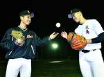 「島から甲子園へ」という誓いを実現させた大野稼頭央投手（左）と西田心太朗捕手＝２８日午後６時３６分、奄美市名瀬安勝町