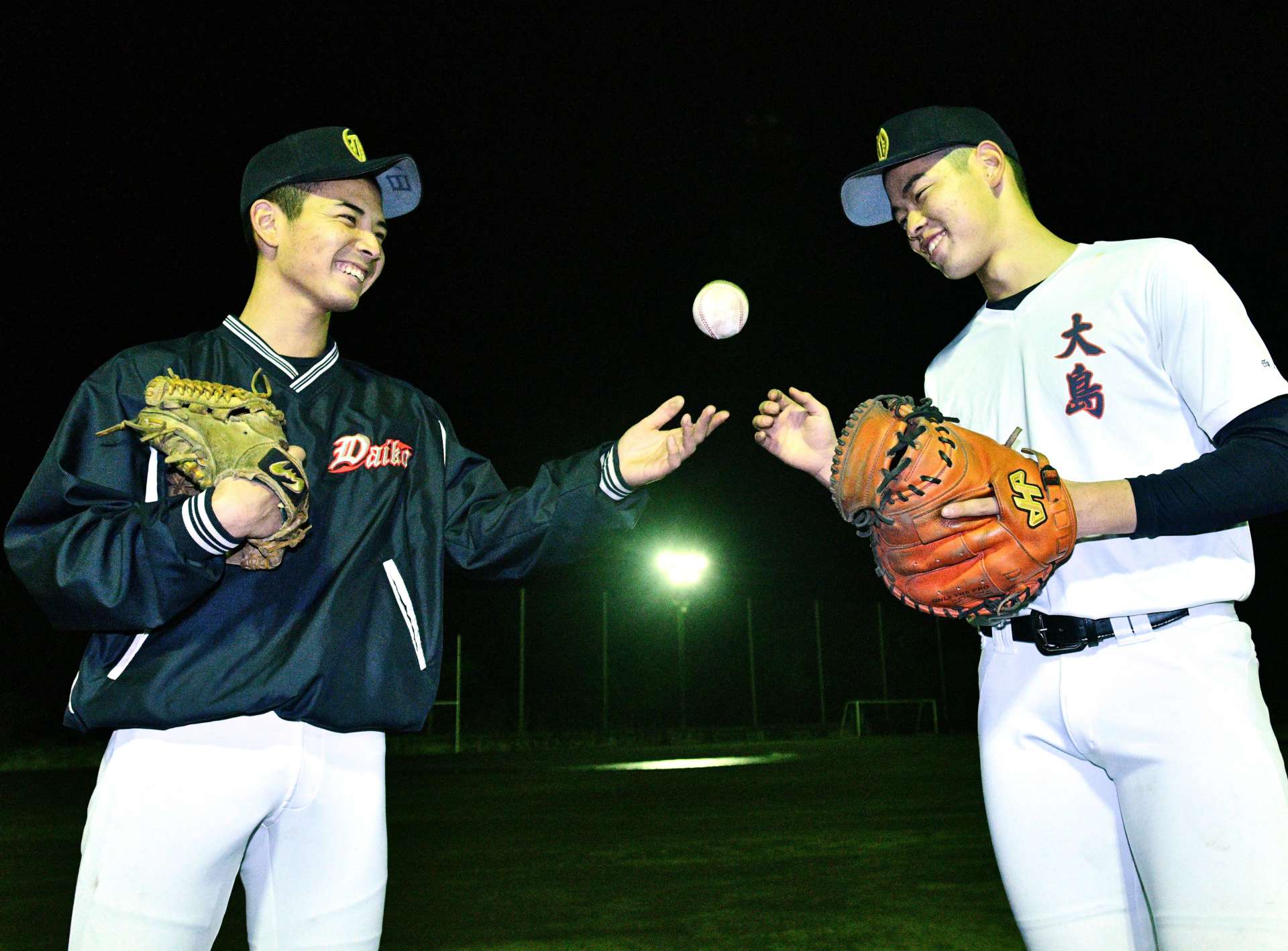 「島から甲子園へ」という誓いを実現させた大野稼頭央投手（左）と西田心太朗捕手＝２８日午後６時３６分、奄美市名瀬安勝町
