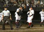 ハイタッチで勝利を喜ぶ大島の大野稼頭央選手（右）と西田心太朗選手＝２０２１年１１月７日、鹿児島市の平和リース球場
