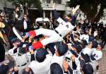 センバツ出場が決まり、塗木哲哉監督を胴上げする大島高校野球部の選手たち＝２８日、奄美市の同校