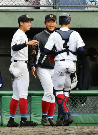 ベンチ前で選手たちを笑顔で出迎える塗木哲哉監督＝２０２１年１１月１１日、平和リース
