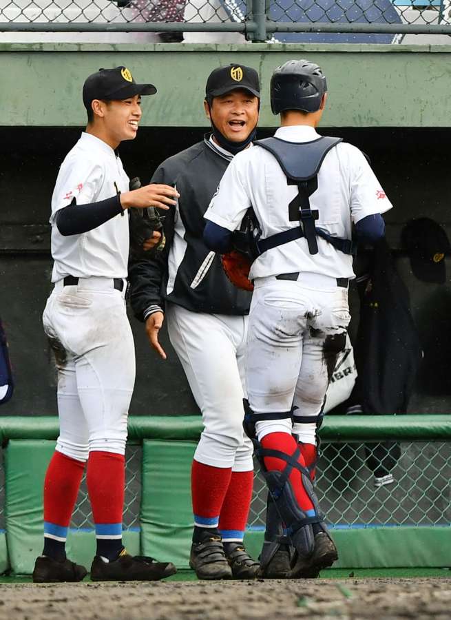 ベンチ前で選手たちを笑顔で出迎える塗木哲哉監督＝２０２１年１１月１１日、平和リース