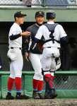 ベンチ前で選手たちを笑顔で出迎える塗木哲哉監督＝２０２１年１１月１１日、平和リース