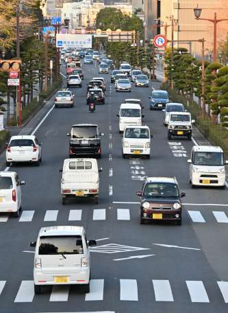 ２列で走る車の間に境界線はない＝鹿児島市城山町の国道１０号（画像の一部を加工しています）
