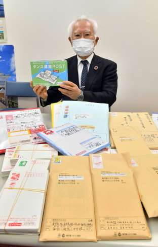 県内の学校や個人から、封筒やレターパックで届くはがき＝鹿児島県庁