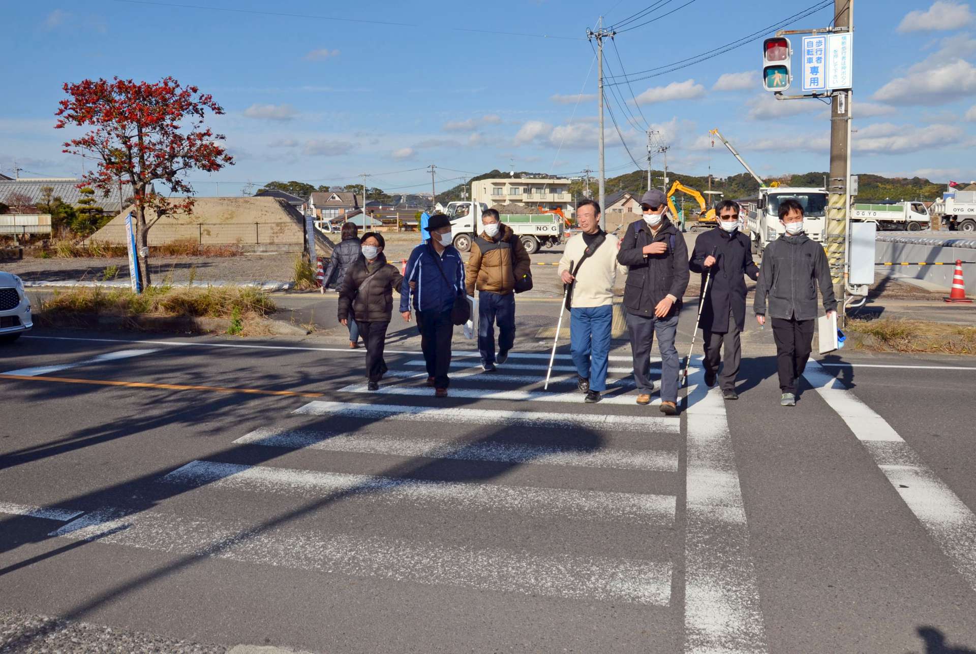 横断歩道を渡る視覚障害者の人たち＝鹿児島市